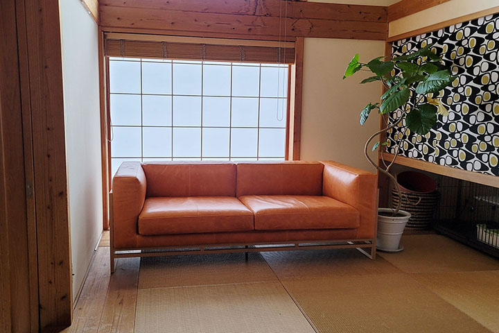 SUN-LIGHT（サンライト）和室と革ソファ/畳ずりのソファ