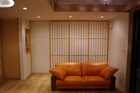 木肘の便利さと、夫婦でゆったり座れるソファ