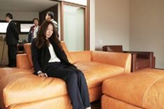 オイルレザーの風合いに一目惚れ、味わい深くなる「育てるソファ」